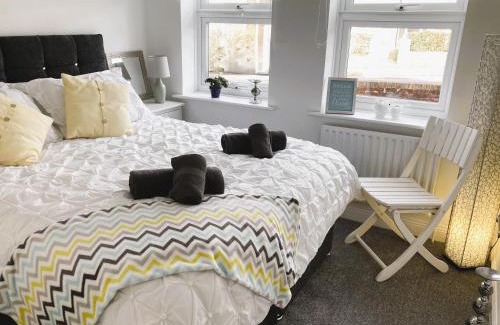 Poole Apartment | The Sashes - Cozy Apartment - FREE Parking - Ultrafast WIFI - Smart TV - Netflix - sleeps up to 6! Close to Poole Town Center & Sandbanks & Bournemouth