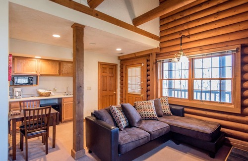 Fredericktown Cabin | The Serenity Suite is a private cabin suite at Heartland Country Resort & Lodge
