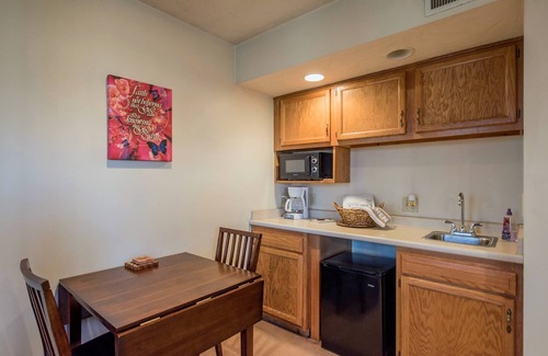 Fredericktown Cabin | The Serenity Suite is a private cabin suite at Heartland Country Resort & Lodge