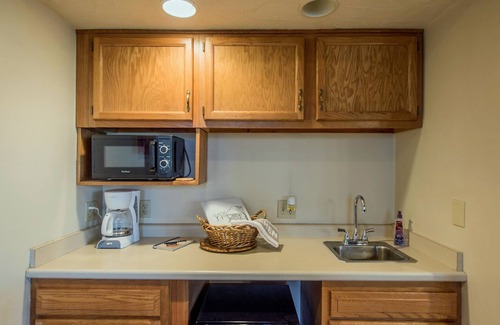 Fredericktown Cabin | The Serenity Suite is a private cabin suite at Heartland Country Resort & Lodge