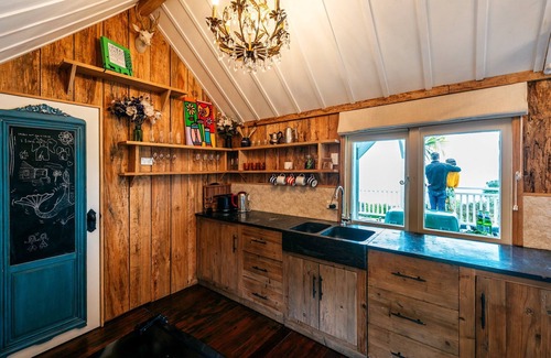 Oneroa Cottage | The Settlers Hut Oneroa