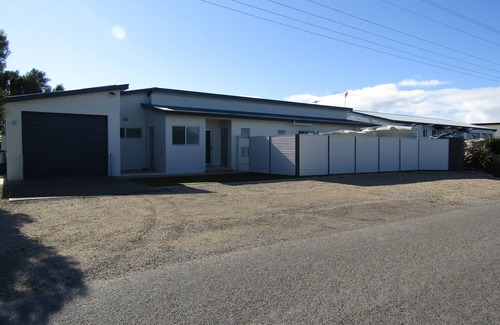 Melville House | The Shack ~ Absolute Beach Front, Not your average Shack! Off Peak Special!