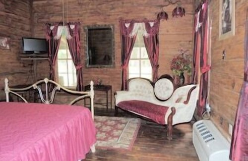 Palestine Bed & Breakfast | The Shady Lady Room at The Ranch at Walston Springs; Breakfast Included