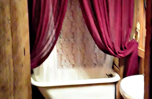 Palestine Bed & Breakfast | The Shady Lady Room at The Ranch at Walston Springs; Breakfast Included