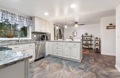 Education Hill House | The Singing Willow - Spacious Retreat near Microsoft