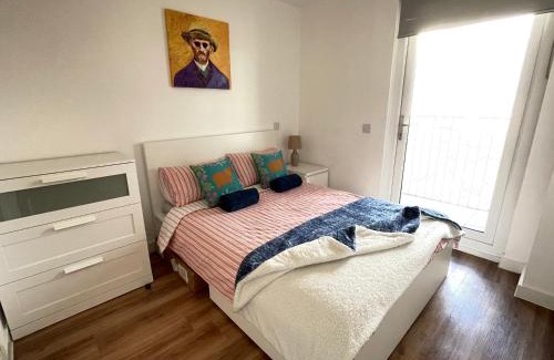 Salford Apartment | The Skyview Apartment near Media City & Old Trafford Stadium with Paid Gated Parking, 500Mbps Internet & Netflix