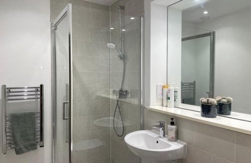 Salford Apartment | The Skyview Apartment near Media City & Old Trafford Stadium with Paid Gated Parking, 500Mbps Internet & Netflix