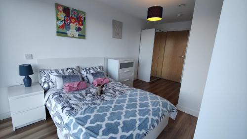 Salford Apartment | The Skyview Apartment near Media City & Old Trafford Stadium with Paid Gated Parking, 500Mbps Internet & Netflix