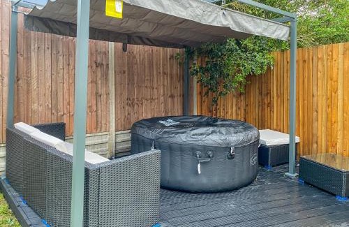 Brunswick Park House | The Spa Nook with Hot Tub, Sauna and Room for 8