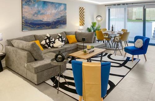 Brunswick Park House | The Spa Nook with Hot Tub, Sauna and Room for 8