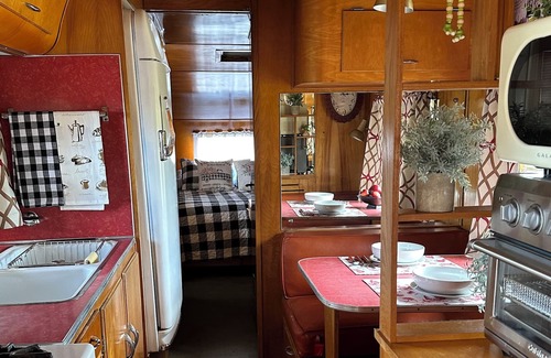 Tellico Plains Resort | The Spartan Village - 1953 Royal Spartanette #1 A Retro Travel Coach Resort