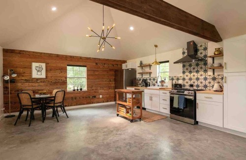 Red Rock Apartment | The Stable Retreat: Stylish Vaulted, Skylit Studio