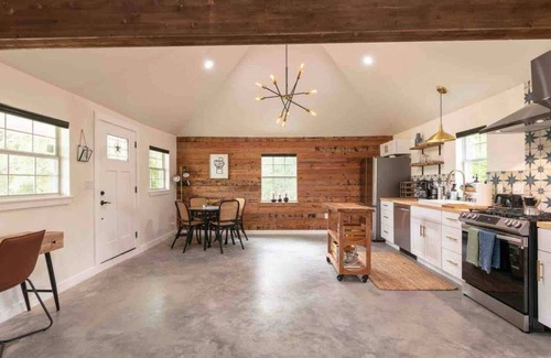 Red Rock Apartment | The Stable Retreat: Stylish Vaulted, Skylit Studio