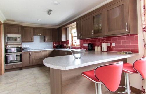 Dunfermline Cottage | The Stables. 5 star, 3 bedrooms