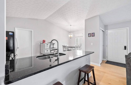 Columbus House | The Suburban Nest – For 6!