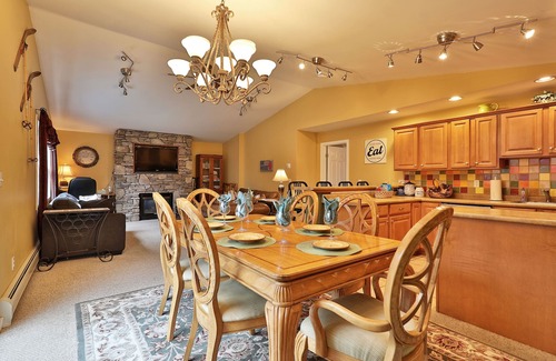 Killington House | The Tanglewood Lodge: Amazing Ski Home for Groups. Hot Tub. Close to Killington Resort!