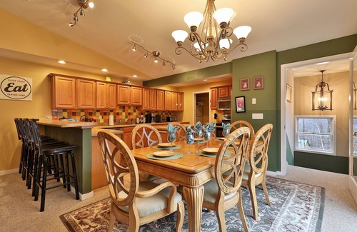 Killington House | The Tanglewood Lodge: Amazing Ski Home for Groups. Hot Tub. Close to Killington Resort!