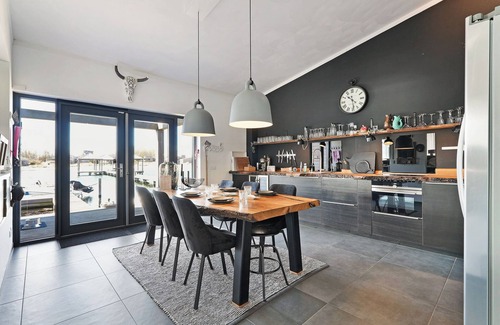 Ouddorp House | The terraces of a 4-person Villa Super VIP are located directly by the water, with access to a private swimming pier, jacuzzi and Infrared sauna.