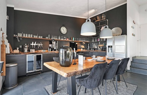 Ouddorp House | The terraces of a 4-person Villa Super VIP are located directly by the water, with access to a private swimming pier, jacuzzi and Infrared sauna.