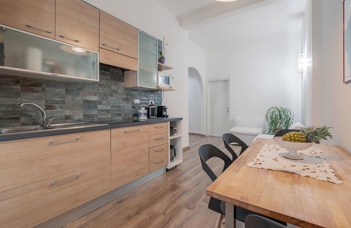 Tuscolano Apartment | THE THREE M's - Guesthouse (The Fori Room)