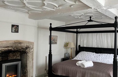 Totnes House | The Totnes Guest House. Upstairs at Zappa's