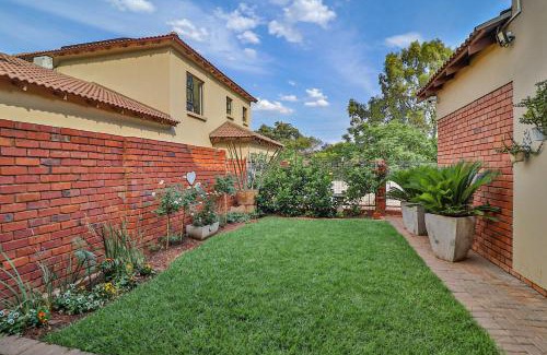 Olympus AH Apartment | The Tranquil Townhouse