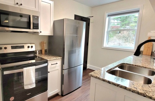 Tazewell Apartment | The Traveler On Main - Suite #1- Across the Street from Back of the Dragon!