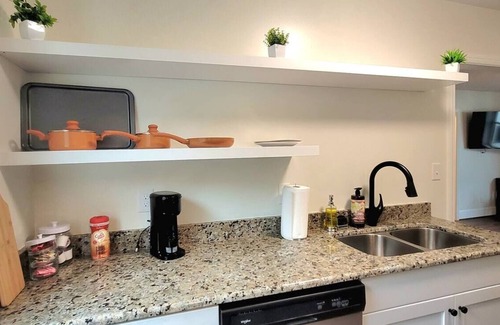 Tazewell Apartment | The Traveler On Main - Suite #5- Across the Street from Back of the Dragon!
