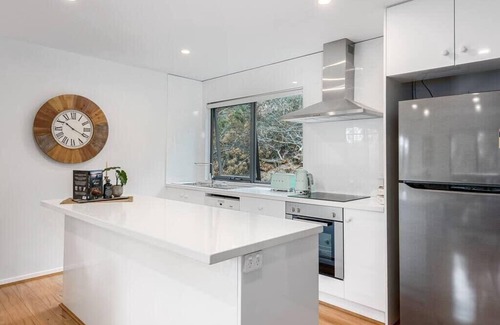 Taroona Apartment | "The Treetops Nest" self contained apartment