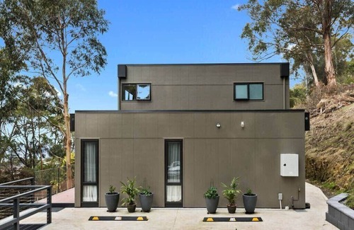 Taroona Apartment | "The Treetops Nest" self contained apartment