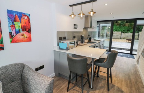 Middleton Cheney Cottage | THE TUNNEL AT BRIDGE LAKE FARM AND FISHERY, romantic in Chacombe