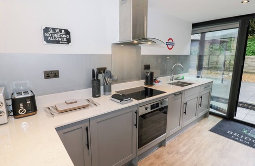 Middleton Cheney Cottage | THE TUNNEL AT BRIDGE LAKE FARM AND FISHERY, romantic in Chacombe
