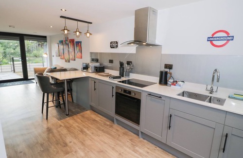 Middleton Cheney Cottage | THE TUNNEL AT BRIDGE LAKE FARM AND FISHERY, romantic in Chacombe