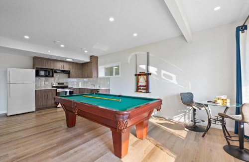 Calgary House | The Ultimate Getaway with Central AC, 3 King Beds, Hot Tub, Pool Table and More