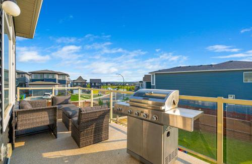 Calgary House | The Ultimate Getaway with Central AC, 3 King Beds, Hot Tub, Pool Table and More