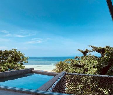 Lambug Villa | The Verge Cebu Beachfront King Bed Pool Villa - 12 Minutes to Kawasan Falls Canyoneering