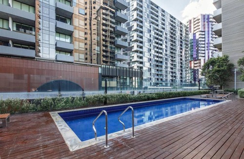 Docklands Apartment | 'The View at Docklands' Resort style City Living