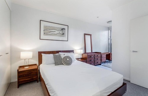 Docklands Apartment | 'The View at Docklands' Resort style City Living