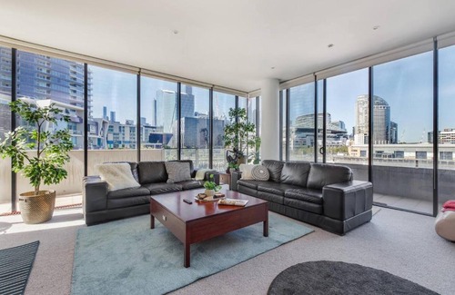 Docklands Apartment | 'The View at Docklands' Resort style City Living