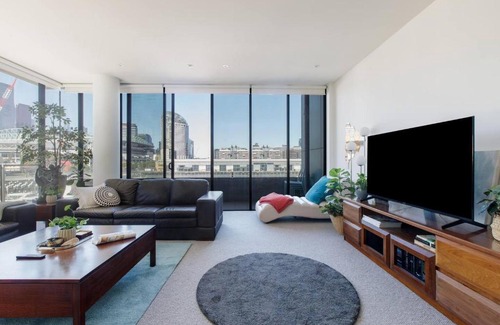 Docklands Apartment | 'The View at Docklands' Resort style City Living