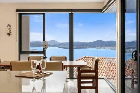 Sandy Bay House | The View Sandy Bay 5 bedroom