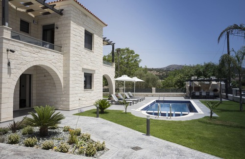 Almyrida Villa | The Villa Azalea is located in the seaside village of Almyrida in Chania.
