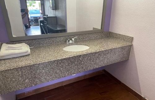 Denham Springs Hotel | The village inn