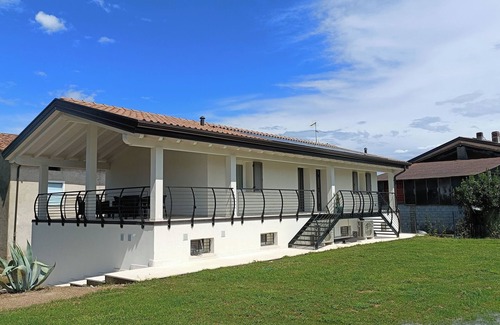 Castelnuovo del Garda Apartment | The vineyard- Accommodations 5 minutes from Gardaland, in the quiet among vineyards and olive trees.