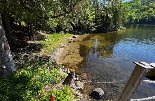 Val-des-Monts Ski Chalet | The Vista - Magnificent waterfront beach & hot tub