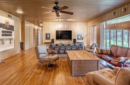 Heart of Lubbock House | The Wahlberger - 3BR/2BA - Mid Mod Near Texas Tech
