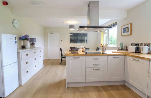Newtown Cottage | THE WARDENS HOUSE, pet friendly, character holiday cottage in Newtown