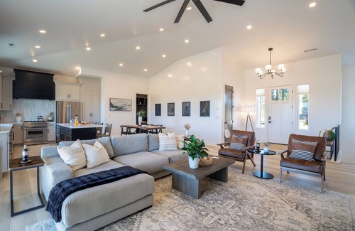 Toquerville House | The Watchman+ by AvantStay | 20 Min to Zion | Hot Tub + View