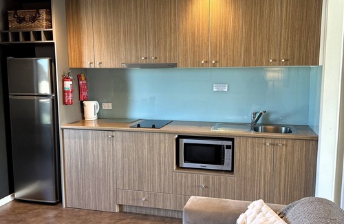 Cowes Apartment | The Waves Cowes 446 - Couples Spa Suite Panoramic Beach View – WiFi, Parking