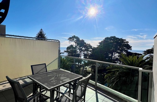 Cowes Apartment | The Waves Cowes 446 - Couples Spa Suite Panoramic Beach View – WiFi, Parking